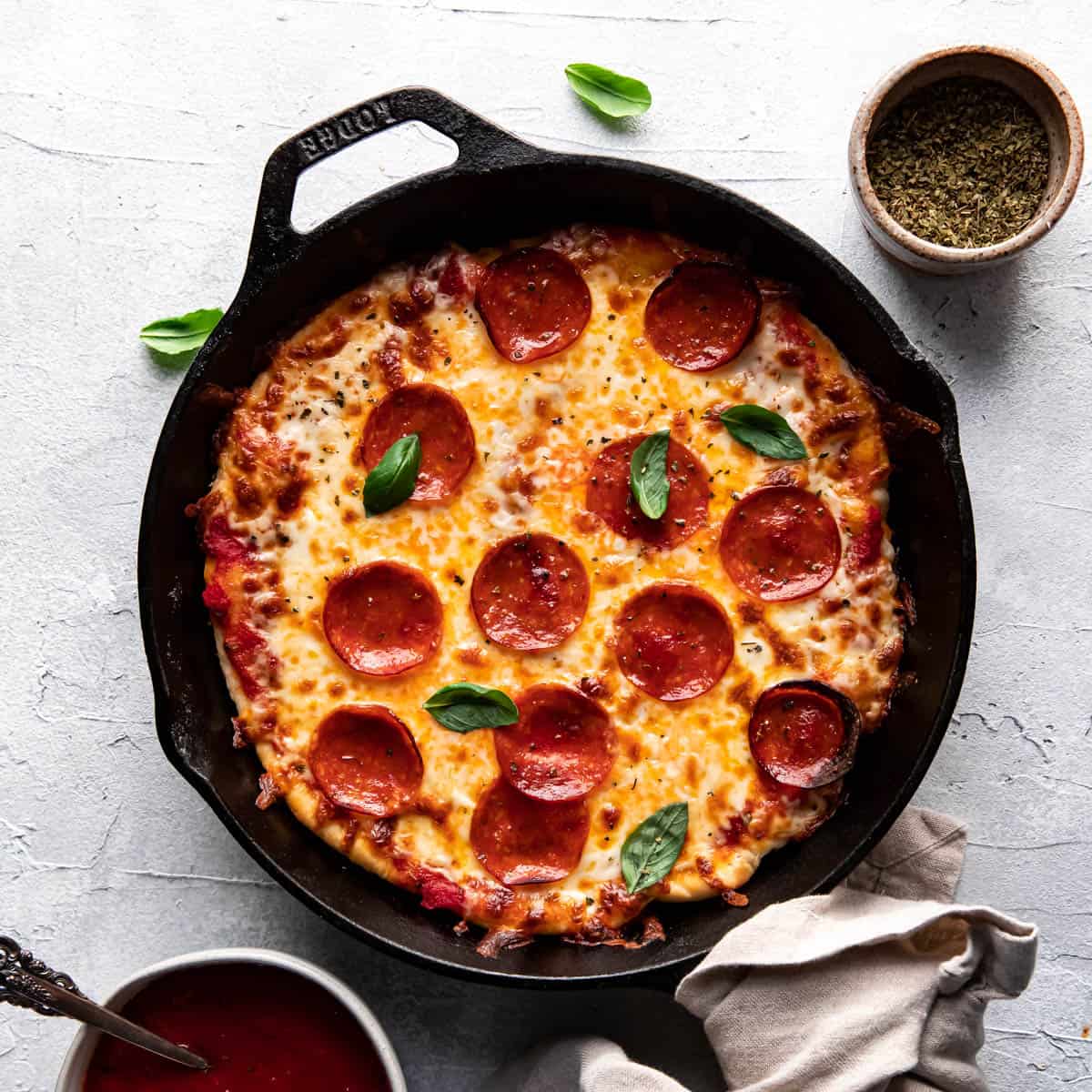 Master the 30-Minute Cast Iron Pizza: Crispy & Easy Recipe